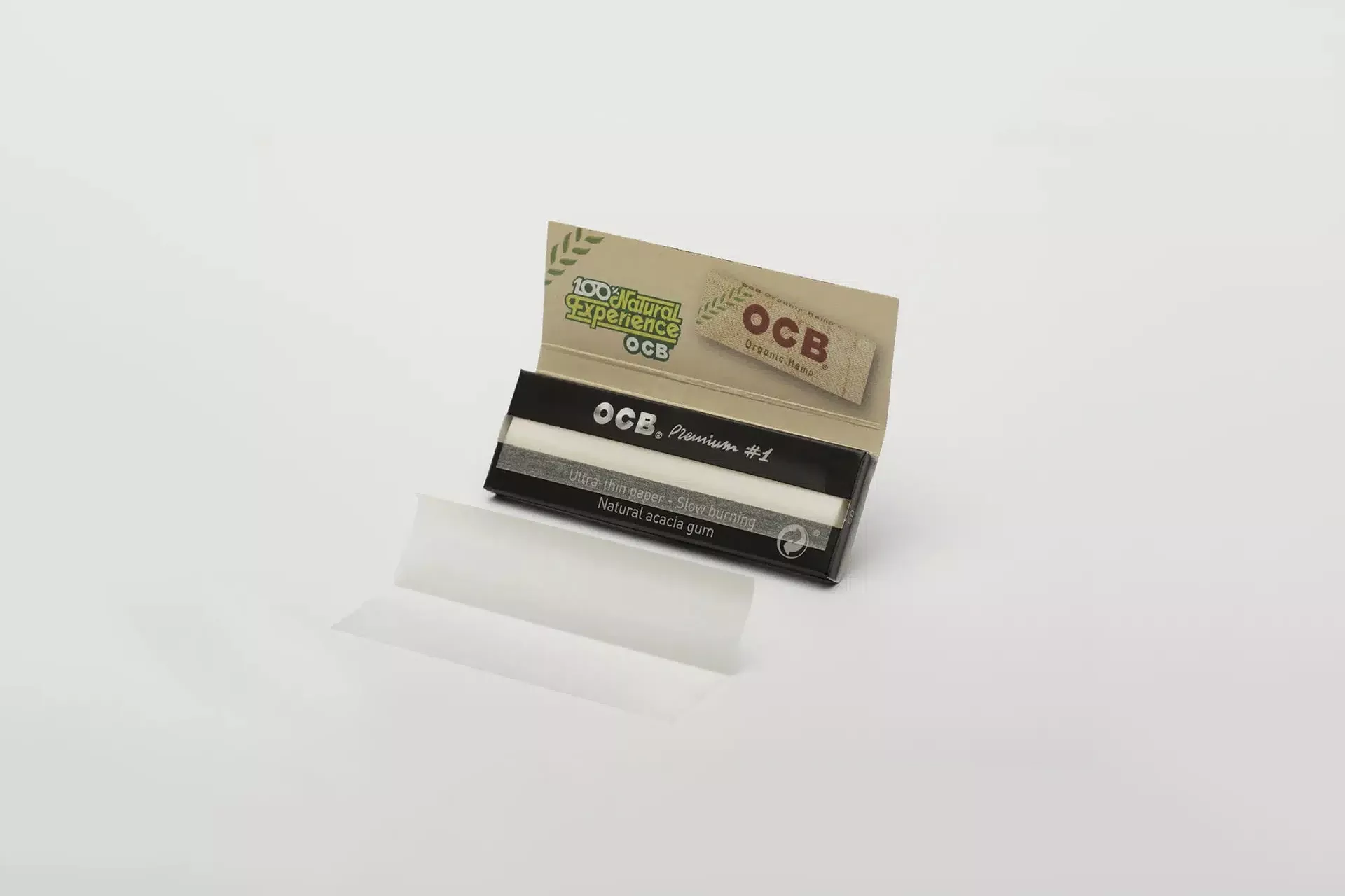 Librillo OCB premium abierto con una hoja fuera